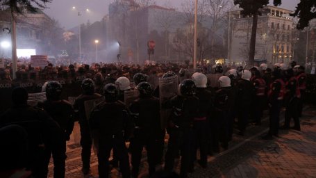 Протестующие в Албании попытались штурмовать здание парламента