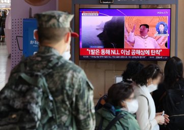Сеул заявил о запуске из КНДР не менее сотни артснарядов за сутки