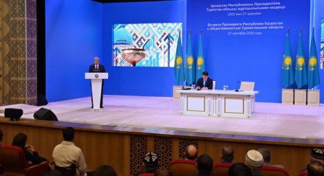Глава государства провел встречу с общественностью Туркестанской области