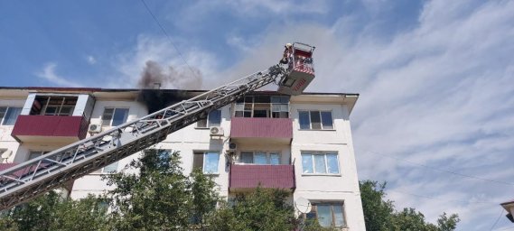 В Атырауской области из горящей квартиры спасена хозяйка