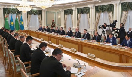 Касым-Жомарт Токаев и Сердар Бердымухамедов провели переговоры в расширенном формате