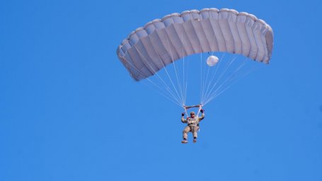 Военнослужащие авиабазы отработали технику прыжков с парашютом