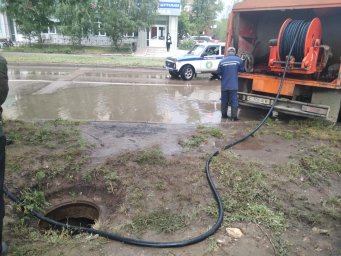 Рынок, улицы и поликлинику затопило из-за сильного дождя в Степногорске