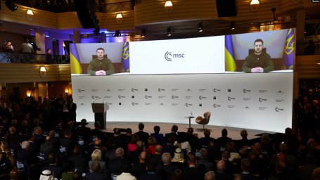 Зеленский открыл Мюнхенскую конференцию призывом не медлить с поставками оружия Украине
