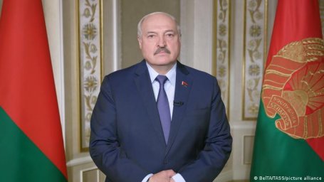 Лукашенко угрожает "взять под прицел" столицы на Западе