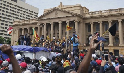 Невиданные протесты на Шри-Ланке: толпа захватила президентский дворец