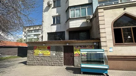 Незаконную пристройку к кафе снесли в Алматы