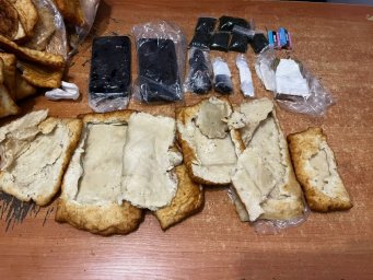 Лепешки, начиненные телефонами и насваем, пытались доставить осужденному в Алматинской области